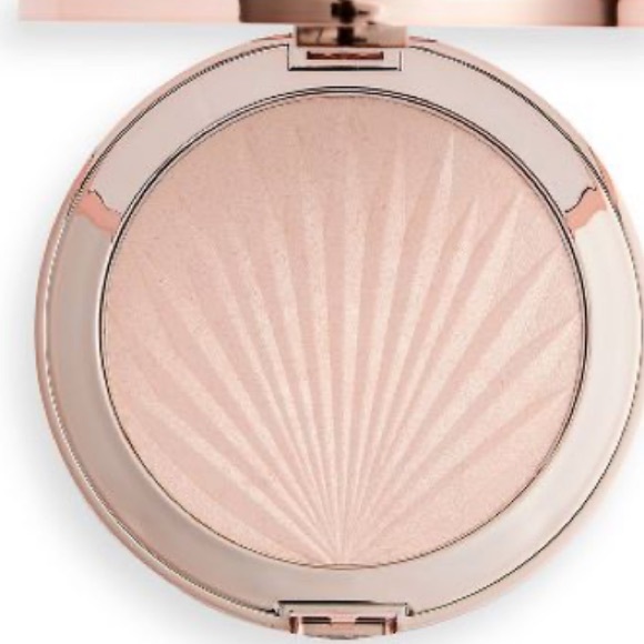 Revolution Glow Lustre 🖤 - Picture 9 of 9